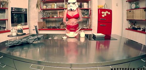  Stormtrooper try to coocking but squirt on the kitchen